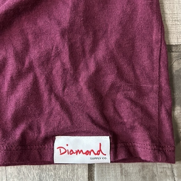 DIAMOND SHORT SLEEVE V NECK GRAPHIC TEE WOMENS SIZE XS PLUM PURPLE - Picture 2 of 4